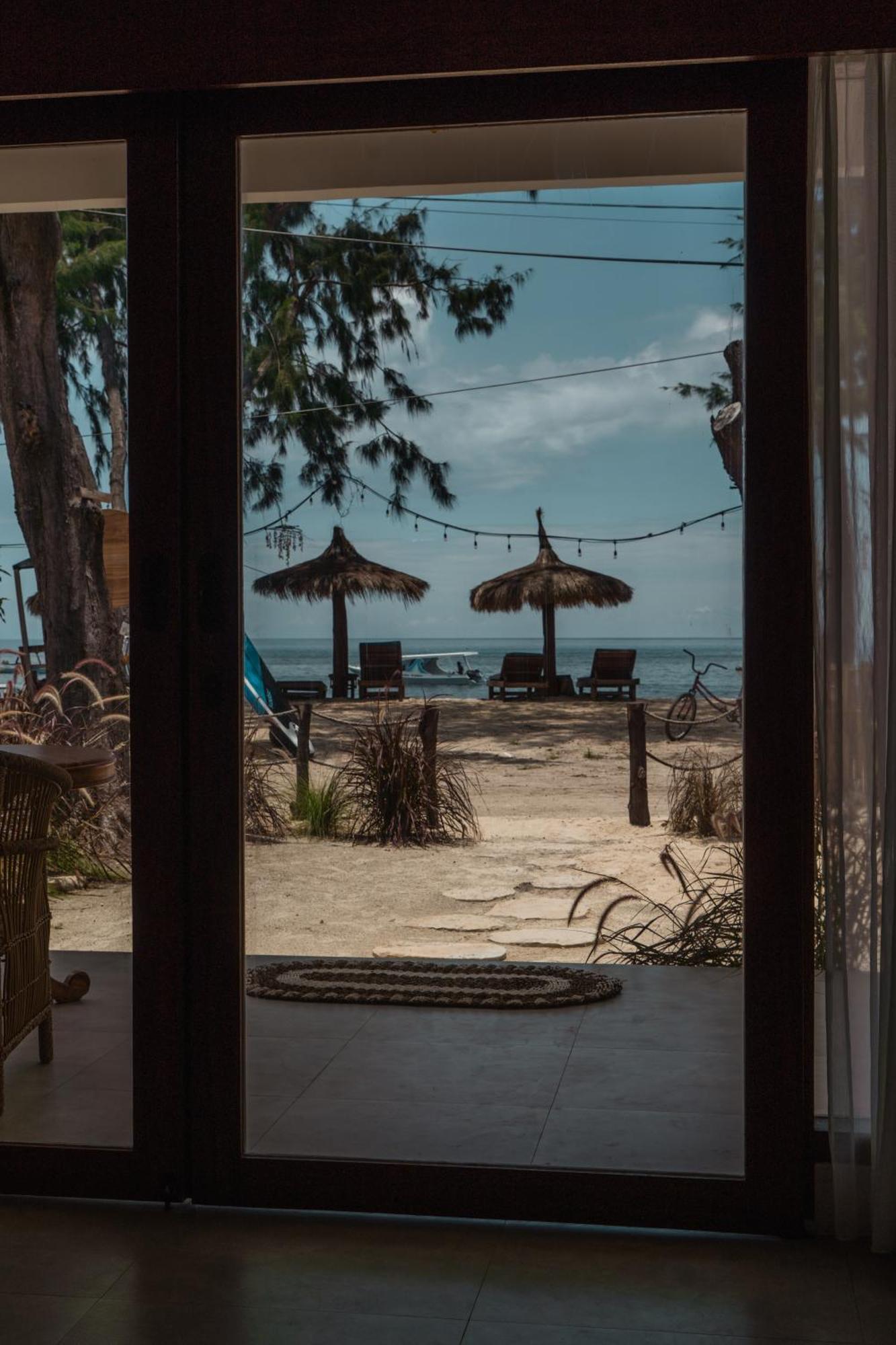 Sunscape Villa - Beachfront And Private Pool Gili Air Esterno foto