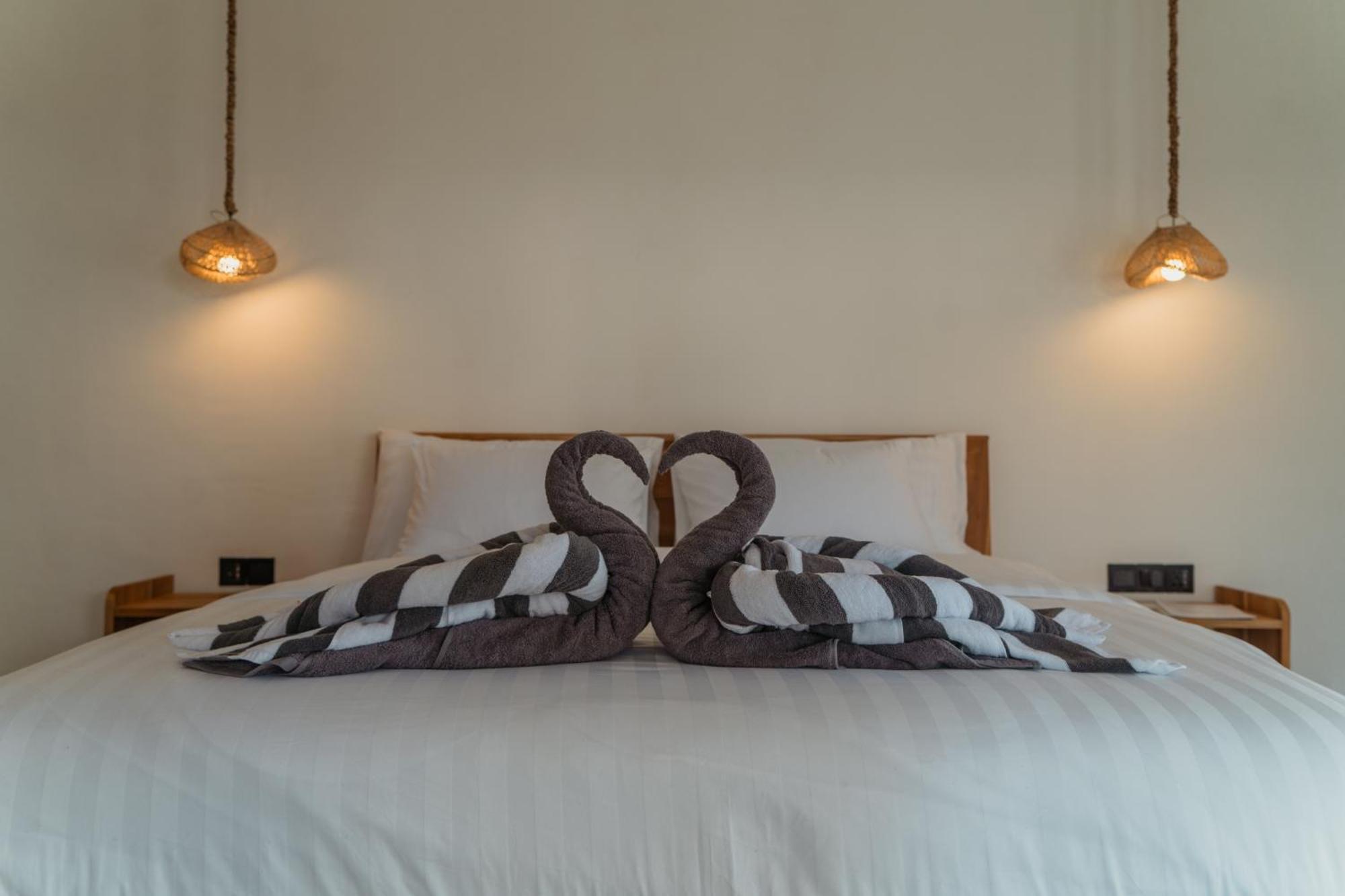 Sunscape Villa - Beachfront And Private Pool Gili Air Esterno foto