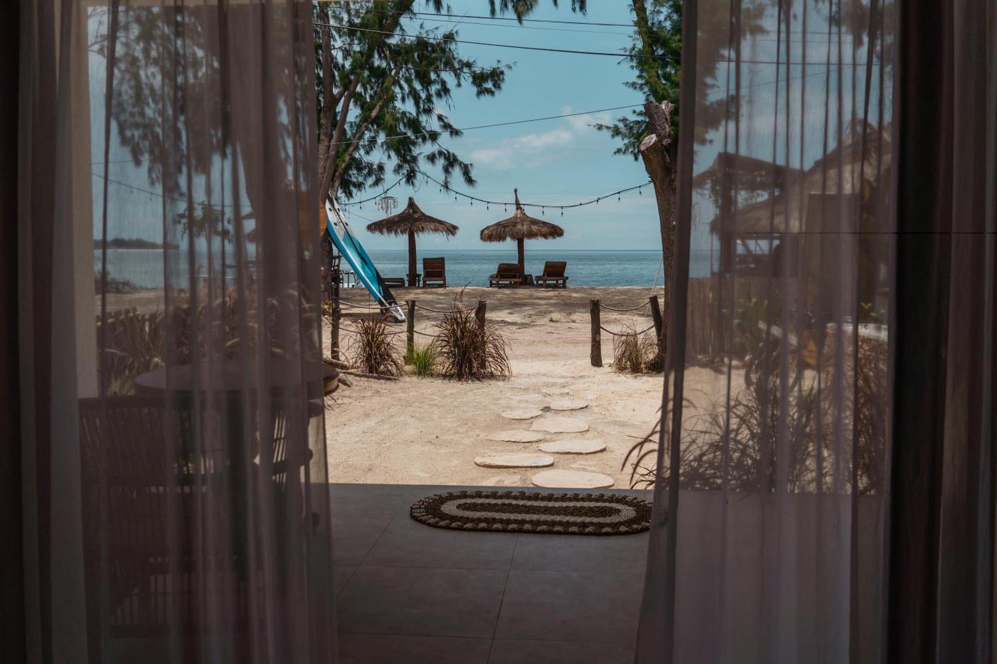 Sunscape Villa - Beachfront And Private Pool Gili Air Esterno foto